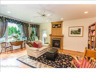 5th image of 215 NW Heermann Dr