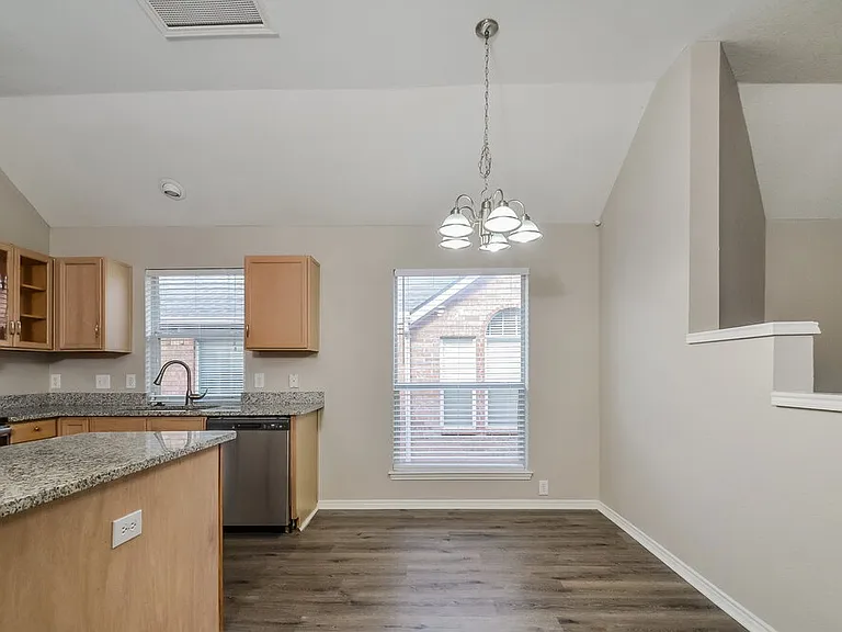802 Lake Bridge Dr — Photo 8
