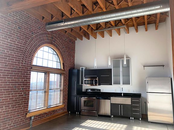 2nd image of 1004 Spruce St APT 401