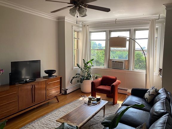 3rd image of 947 N Leavitt St #1