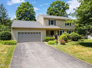 9 Wedgewood Dr, Saratoga Springs, NY 12866