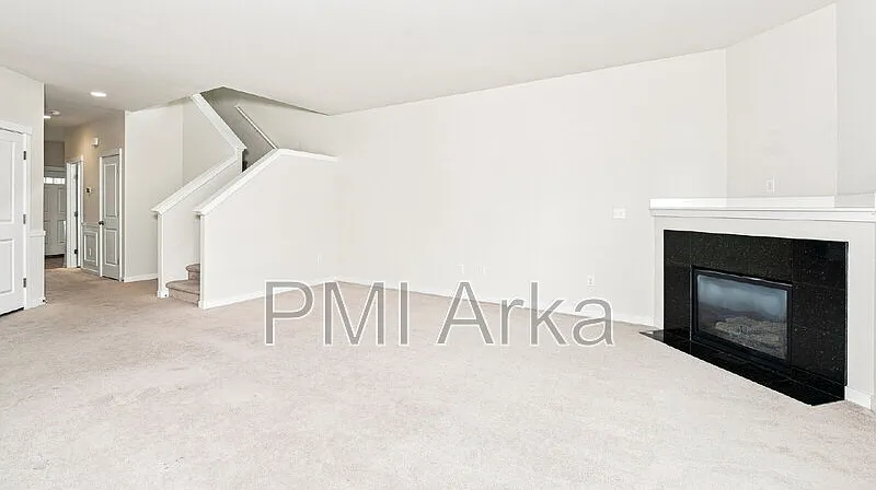 4 bed, 2.5 bath, 2240 sqft, $3,995 — Photo 3