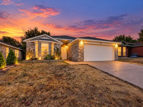 9929 Long Rifle Dr, Fort Worth, TX 76108