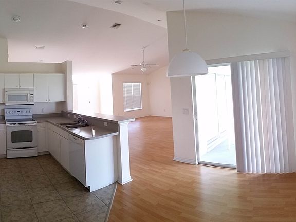 3rd image of 1718 SW 32nd Ter