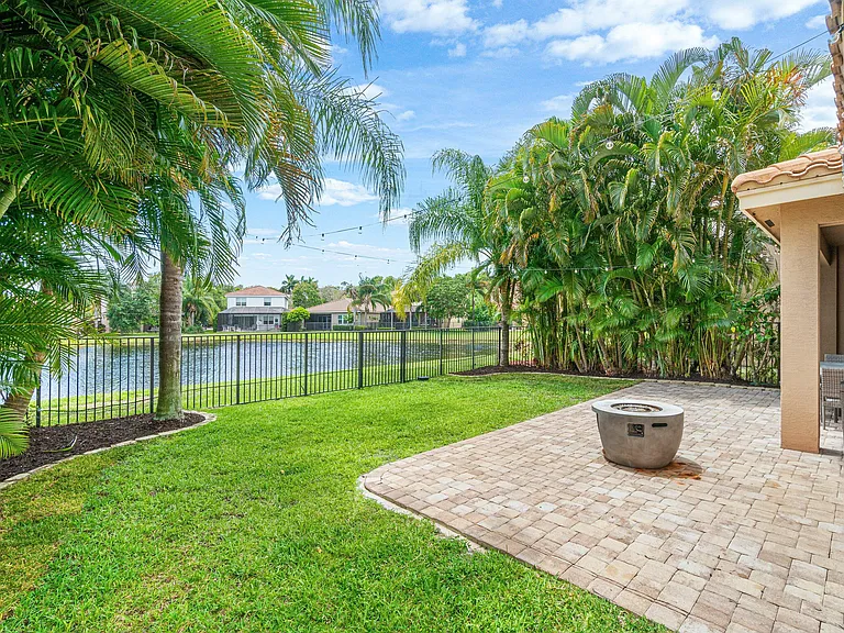 8300 Calabria Lakes Dr — Photo 43