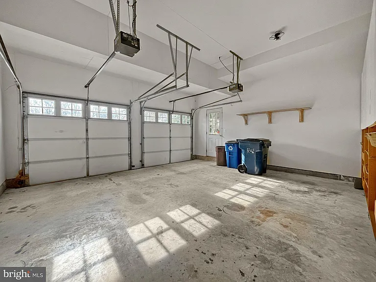 214 W Locust St — Photo 37