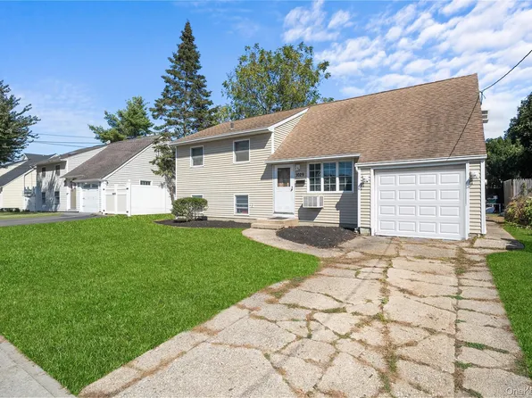 1029 N Niagara Avenue, Lindenhurst, NY 11757