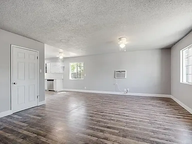 1185 Lincolnwood Cir — Photo 2