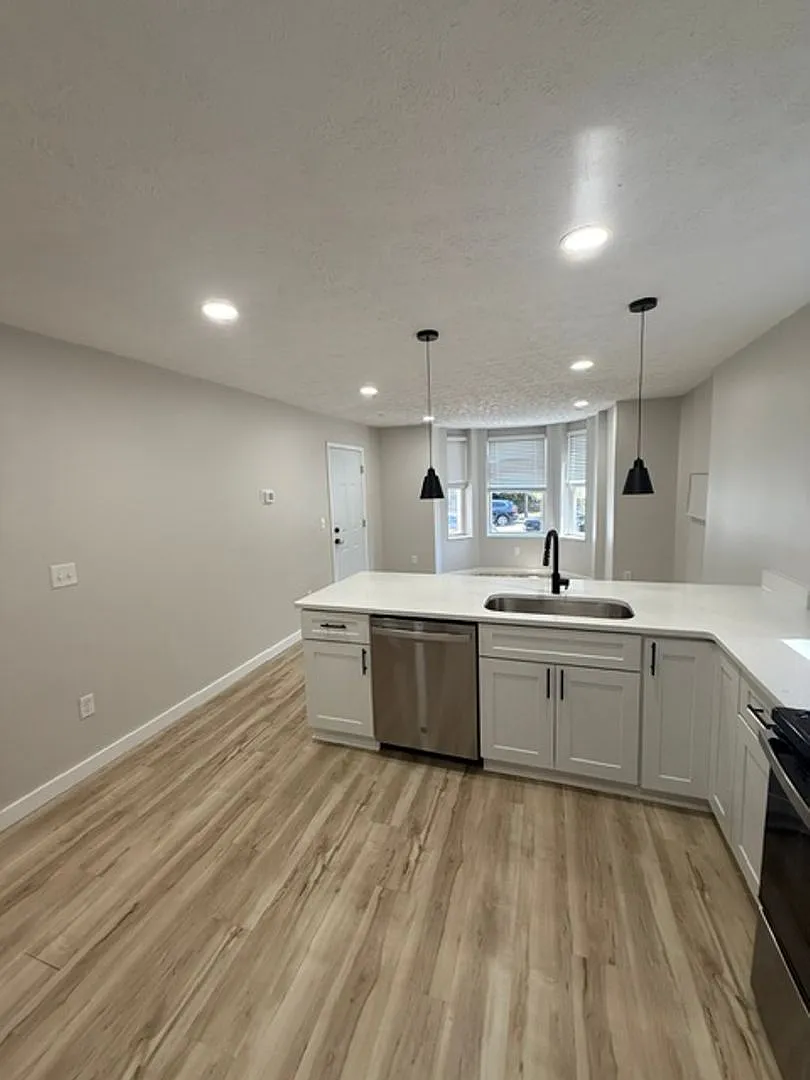 939 Chateau Ave — Photo 2