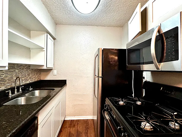 2401 Manor Rd #112 — Photo 10