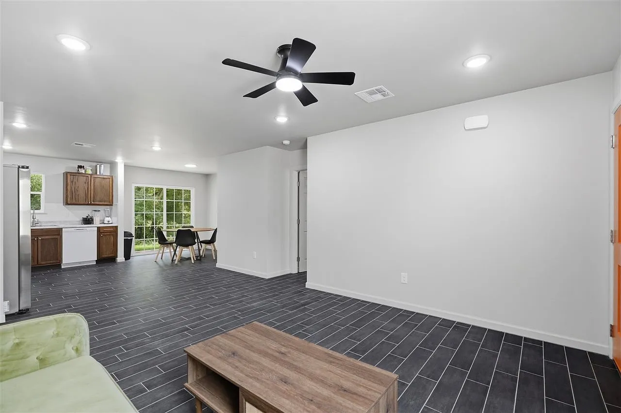 5 bed, 1650 sqft, $3,500 — Photo 4