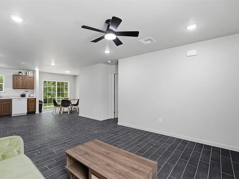 2302 E Sycamore Dr — Photo 4