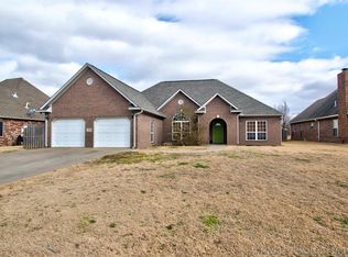 1129 Elizabeth Dr, Checotah, OK 74426