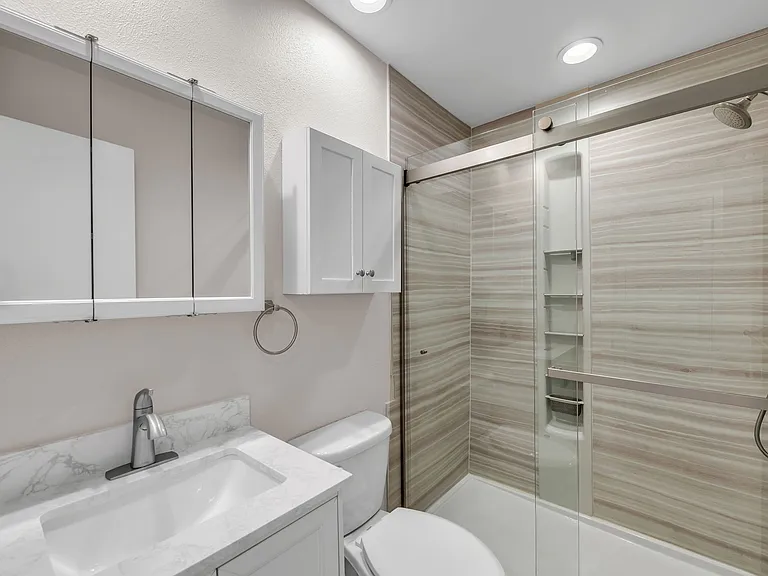 405 Erle Cres #205 — Photo 12