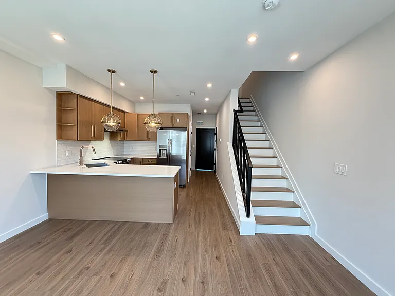 1513 W Stiles St #2 — Photo 3