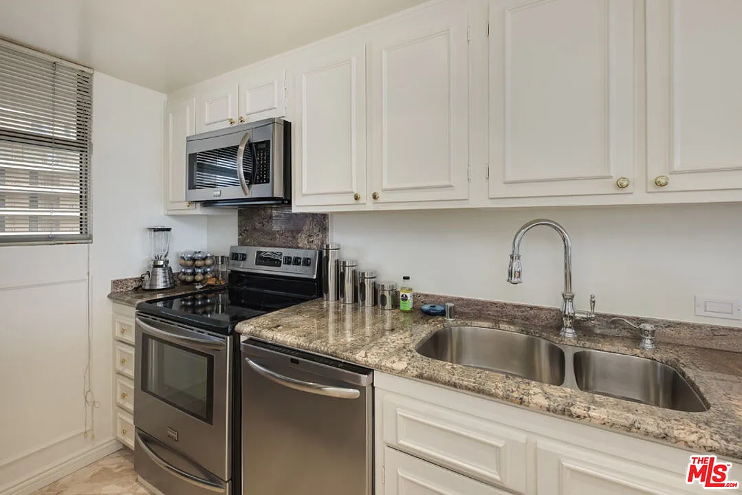 1 bed, 1.0 bath, 935 sqft, $4,500 — Photo 3