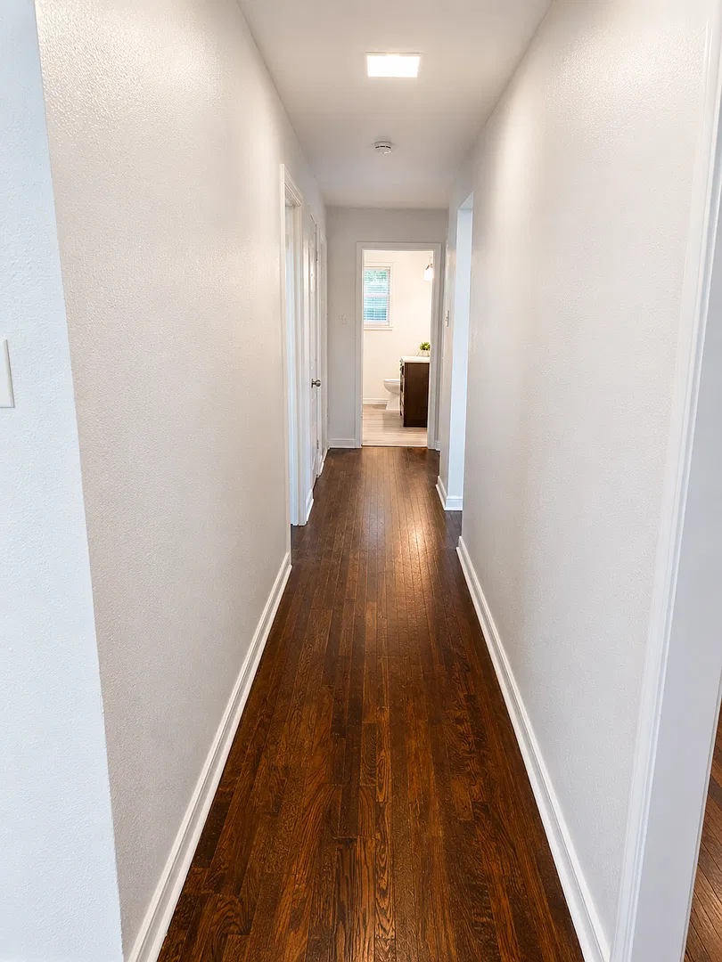 Stunning 3-Bedroom Home with Spacious Backyard — Photo 4