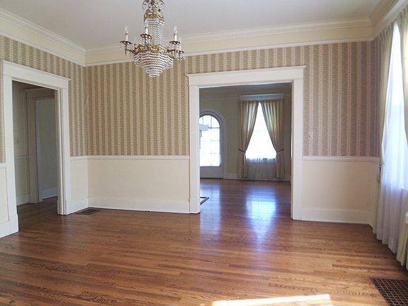 4th image of 208 Oak St