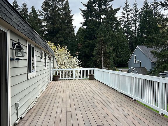 Huge deck (600 sqft)