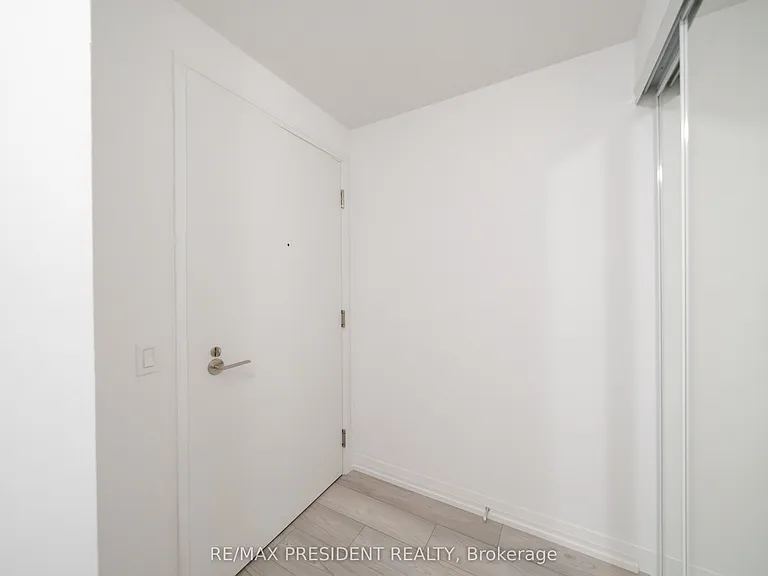 400 King St W #511 — Photo 14
