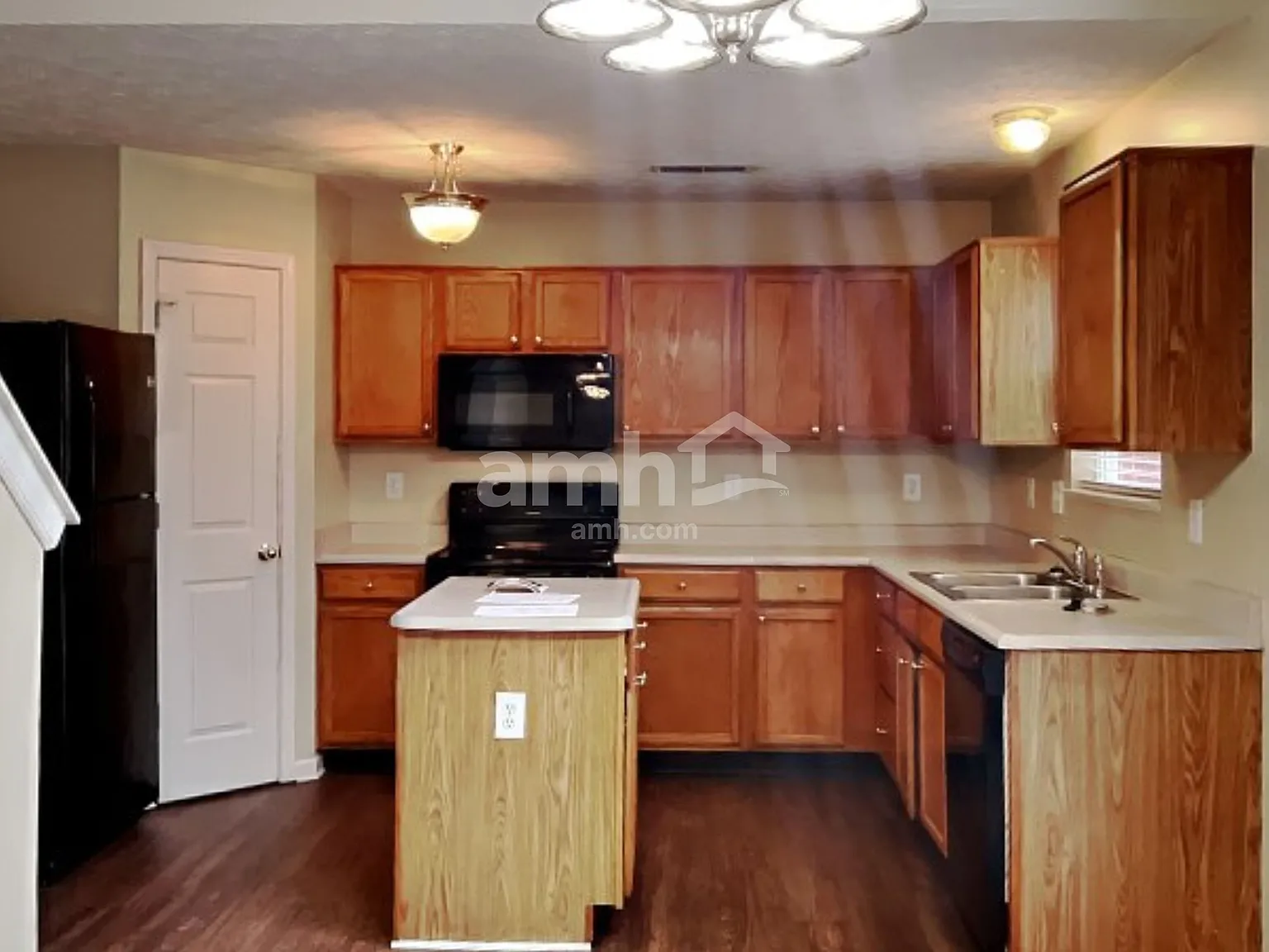 5 bed, 2.5 bath, 2805 sqft, $2,515 — Photo 3