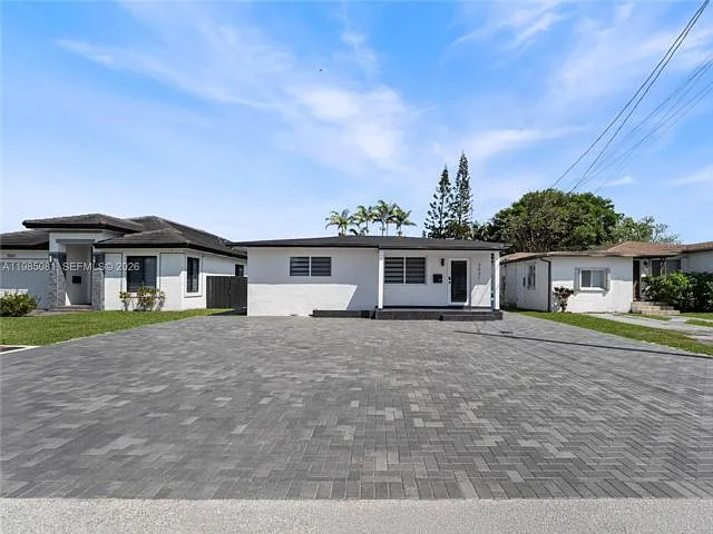 3031 SW 64th Ave — Photo 1