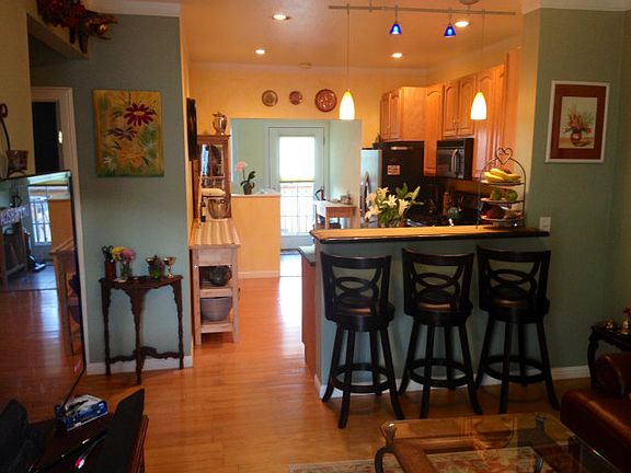 4th image of 126 Gardiner Ave
