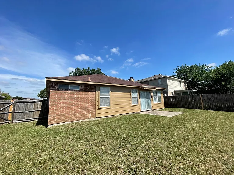 1611 Columbia Dr — Photo 5