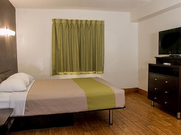 Queen Suite Studio Room with Amenities