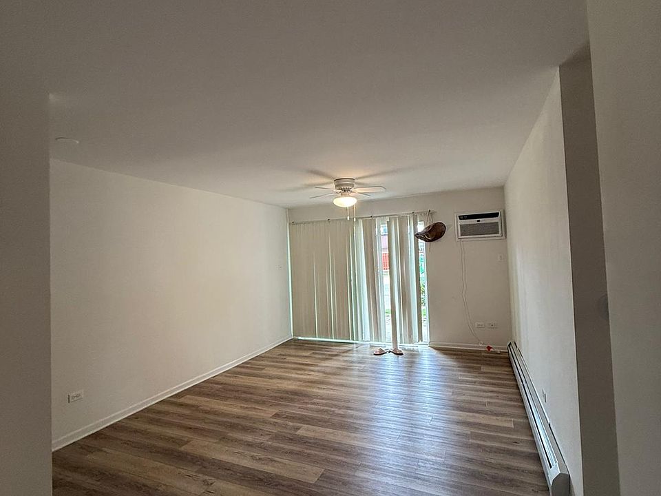 1st image of 15 E Dundee Quarter Dr
