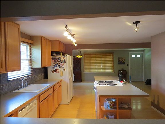 3rd image of 703 S Douglas St