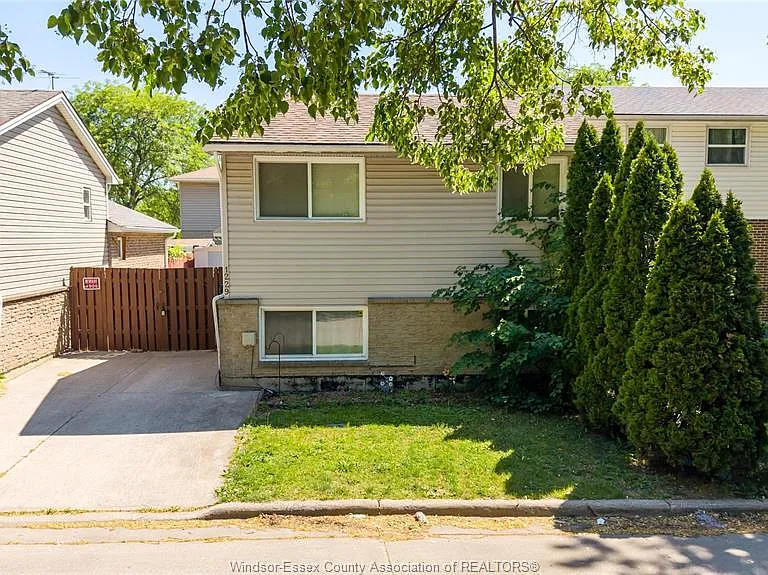 1229 Arncliffe Pl — Photo 2
