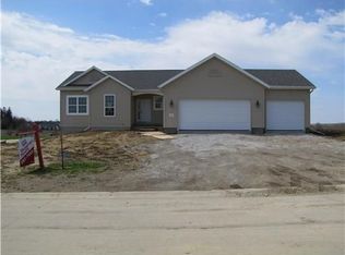 1002 Black Granite Rd NW, Cedar Rapids, IA 52405
