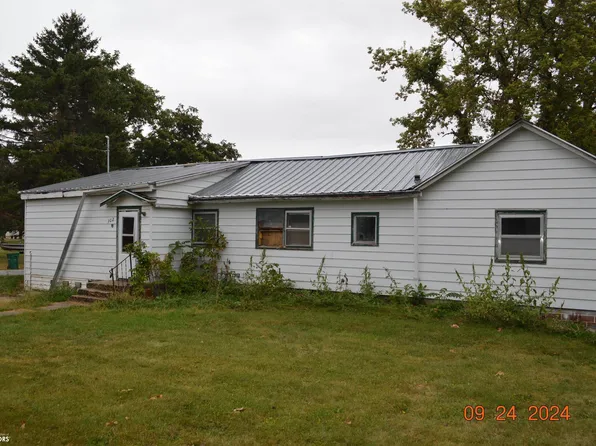 302 S 3rd St, Klemme, IA 50449