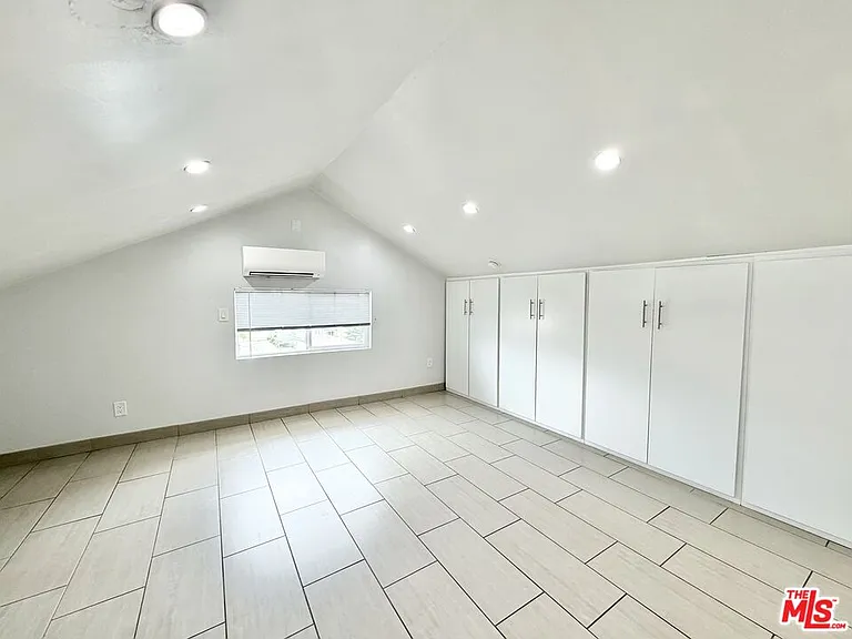 624 1/2 N Benton Way — Photo 25