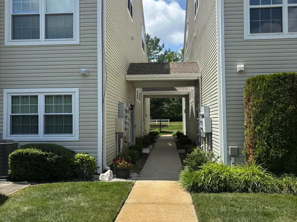 8 Fiddlers Elbow Ct, Howell, NJ 07731