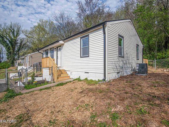 4th image of 3221 Greenway Dr