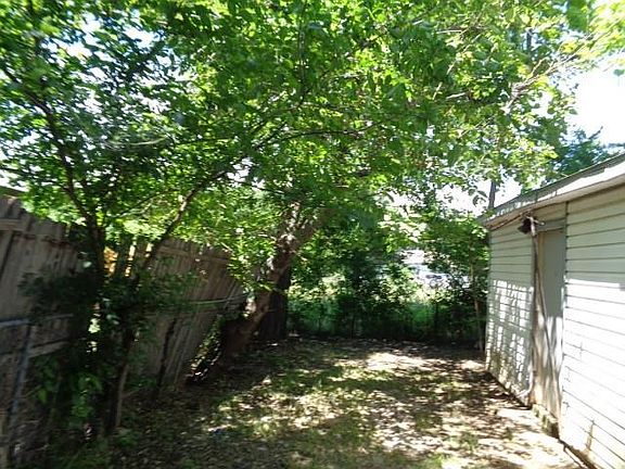 3rd image of 2028 W East Roberts St