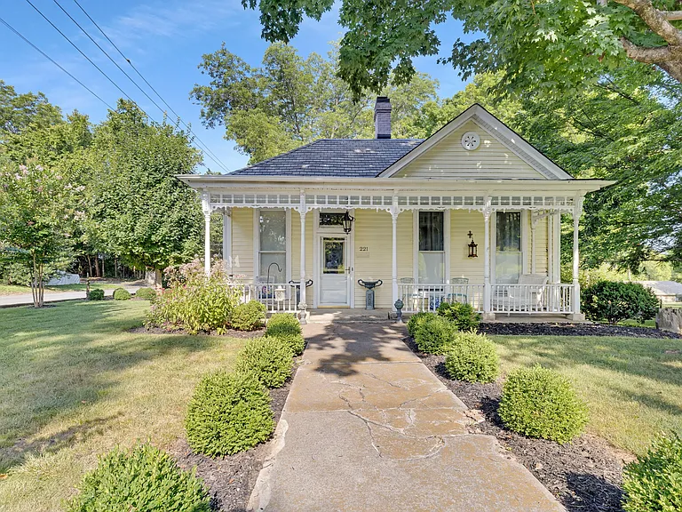 221 Walnut St — Photo 1