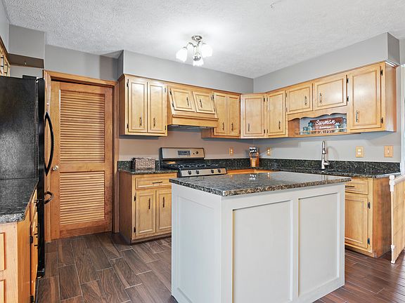 4th image of 1821 Lakewood Dr