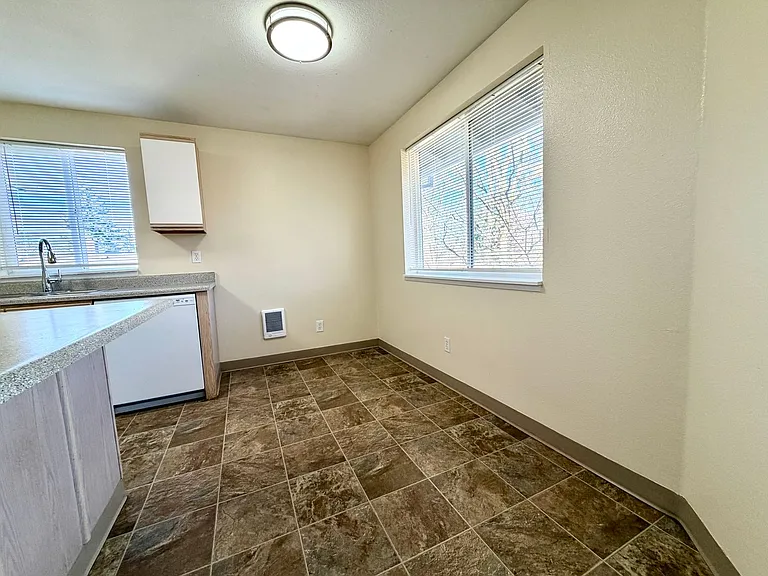 0174-06PP Lindsey Anne Apartments — Photo 6