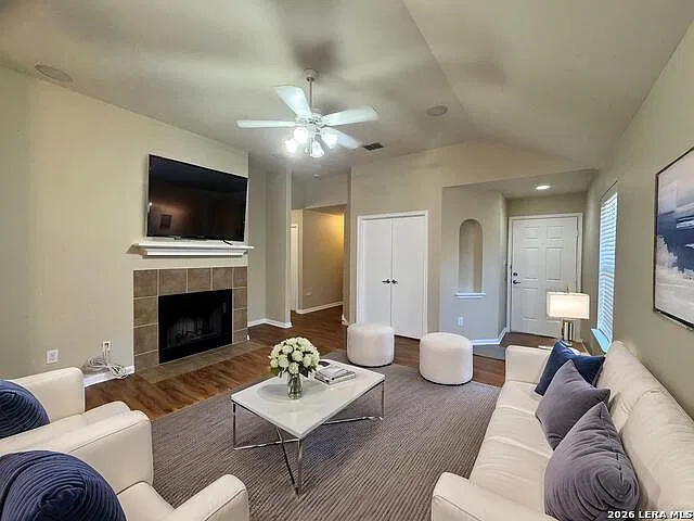 3 bed, 2.0 bath, 1393 sqft, $1,695 — Photo 4