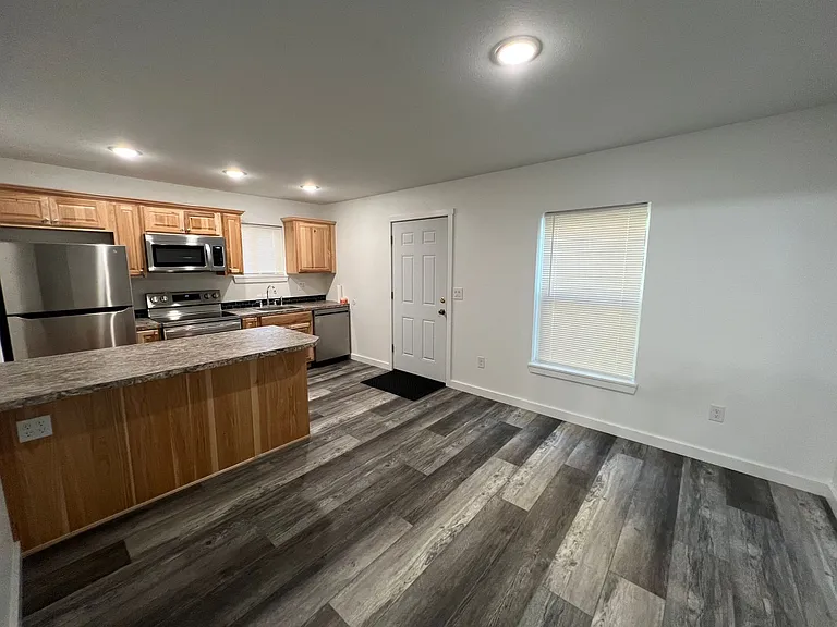583 N Main St — Photo 10