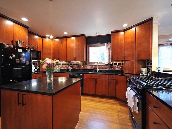Large Chef's kitchen