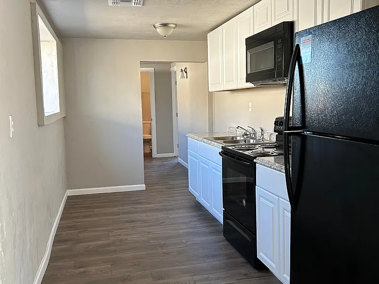 212 W Blacklidge Dr — Photo 4