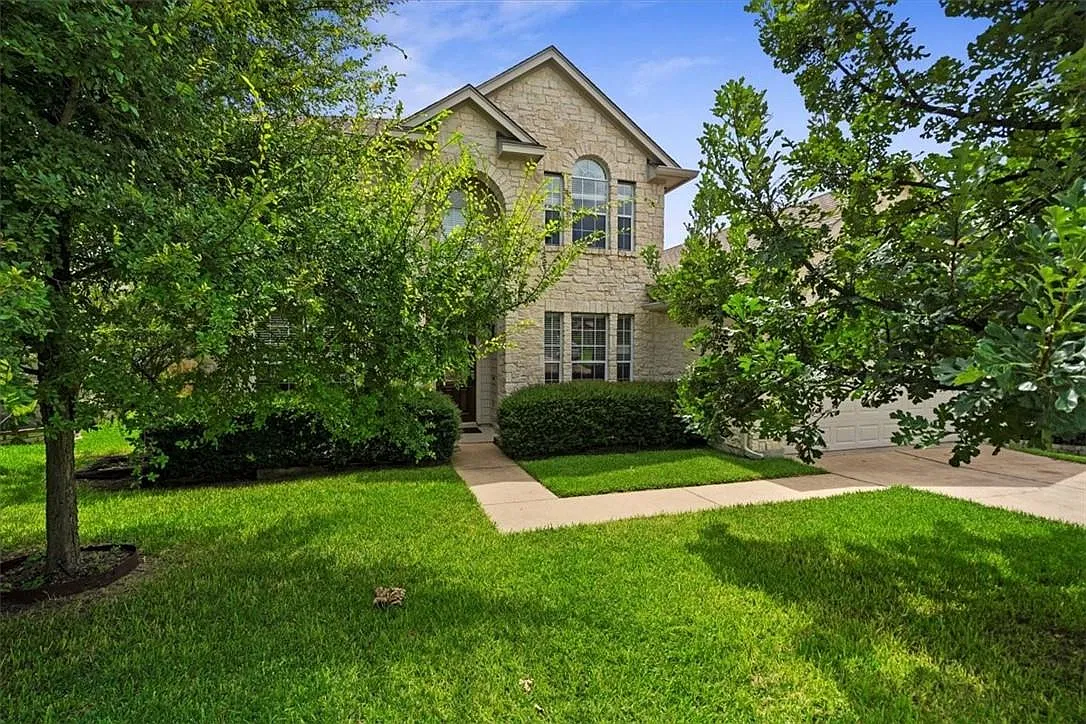 4 bed, 2.5 bath, 2411 sqft, $2,400 — Photo 2