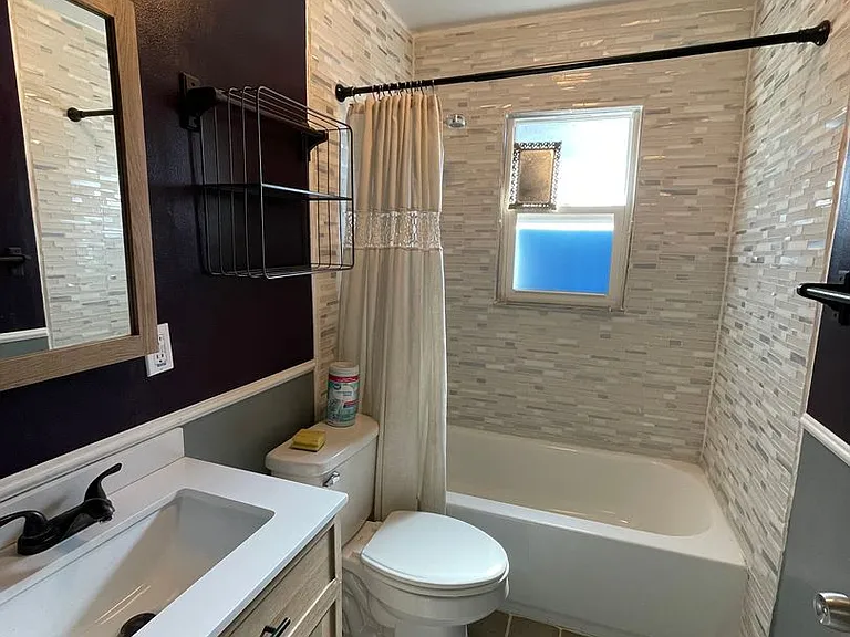 Quaint 2 Bedroom and 1 Bath Duplex! Perfect for UofA Students! — Photo 8