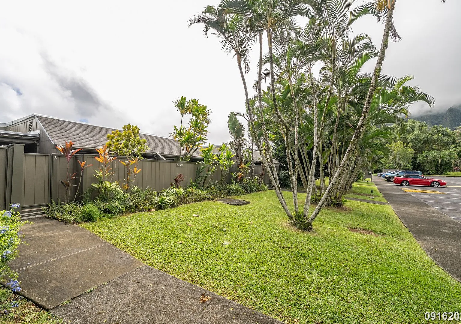 $3600 /3 Bed/ 2 Bath/ 2 Parking In Kaneohe — Photo 1