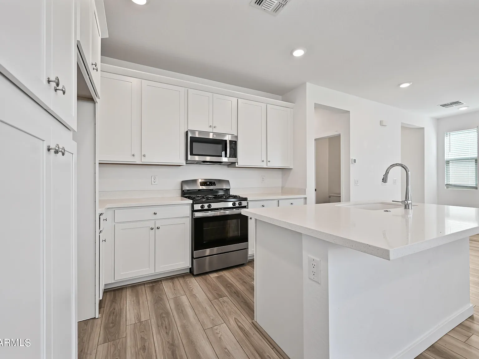 3 bed, 2.5 bath, 1559 sqft, $2,175 — Photo 2