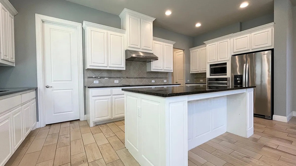 5 bed, 4.5 bath, 4150 sqft, $4,025 — Photo 3